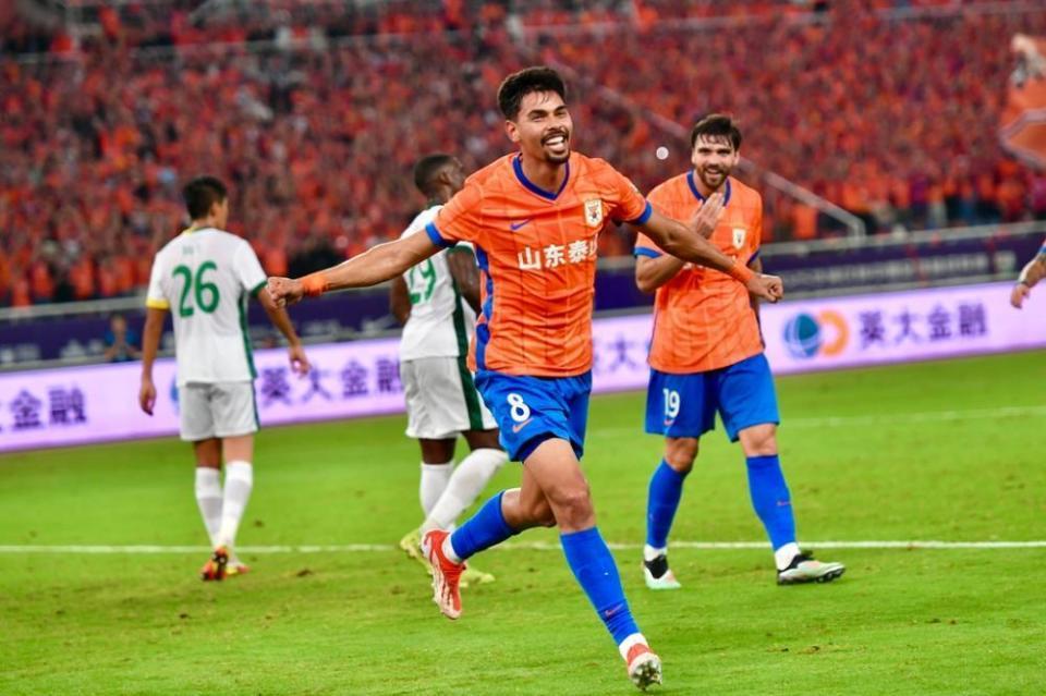 星空体育下载-泰山逼平申花！媒体人热议：阻击京沪赢得尊重，被主裁偷走2分